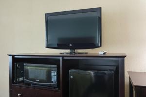 Quality Inn Calhoun North I-75的电视和/或娱乐中心