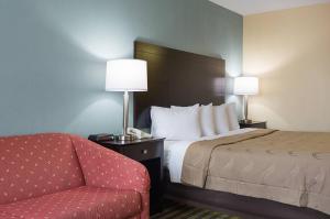 Quality Inn Calhoun North I-75客房内的一张或多张床位