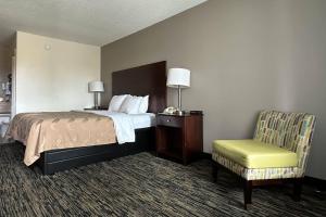 Quality Inn Calhoun North I-75客房内的一张或多张床位