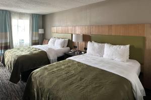 Quality Inn Calhoun North I-75客房内的一张或多张床位