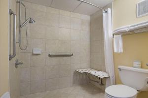 Quality Inn Calhoun North I-75的一间浴室