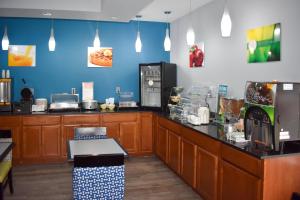 Quality Inn Calhoun North I-75的咖啡和沏茶工具
