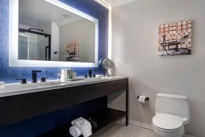 Ένα μπάνιο στο Bluegreen Vacations Hotel Blake, Ascend Resort Collection