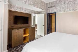 Ένα ή περισσότερα κρεβάτια σε δωμάτιο στο Bluegreen Vacations Hotel Blake, Ascend Resort Collection