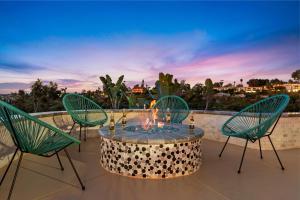 オーシャンサイドにあるSoCal Gem Pool, Spa, Games, and Scenic Viewsのテーブルと椅子、そして焚き火台のあるパティオ