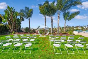 オーシャンサイドにあるSoCal Gem Pool, Spa, Games, and Scenic Viewsのヤシの木のある芝生に置かれた椅子のグループ