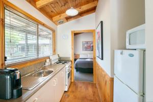 Dapur atau dapur kecil di Awonga Cottages - Banksia 1Br