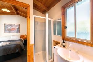 Katil atau katil-katil dalam bilik di Awonga Cottages - Banksia 1Br