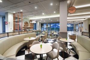 Luwansa Hotel and Convention Center Manado的休息区
