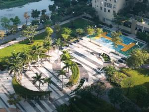 una vista aérea de un parque con palmeras en Masteri Thao Dien Apartment Complex, en Kon Rung (1)