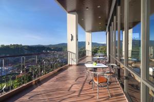 Luwansa Hotel and Convention Center Manado的阳台或露台