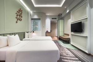 Luwansa Hotel and Convention Center Manado的电视和/或娱乐中心