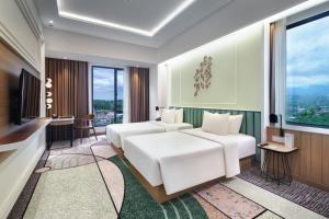 Luwansa Hotel and Convention Center Manado客房内的一张或多张床位