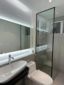 ein Badezimmer mit Toilette, Waschbecken und Dusche in der Unterkunft Tanah Rata Cameron Jaya cottage has plenty of hot water, a spacious living room in Tanah Rata