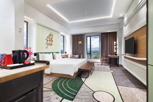 Luwansa Hotel and Convention Center Manado客房内的一张或多张床位