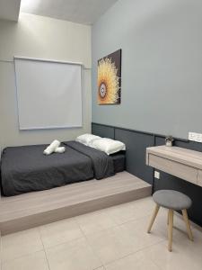 ein Schlafzimmer mit einem Bett und einem leeren Bildschirm in der Unterkunft Tanah Rata Cameron Jaya cottage has plenty of hot water, a spacious living room in Tanah Rata + 8 Fotos