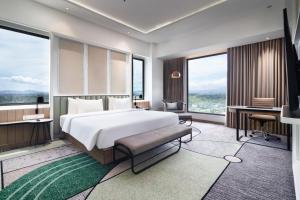 Luwansa Hotel and Convention Center Manado客房内的一张或多张床位
