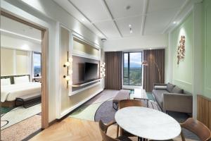 Luwansa Hotel and Convention Center Manado的电视和/或娱乐中心