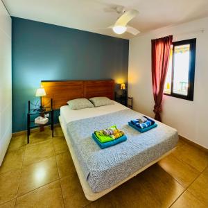 Un dormitorio con una cama con dos bandejas encima. en Vista La Gomera - 2 minutes walk from the beach!, en Puerto de Santiago 23 fotos más