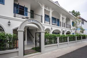 清迈Le Wiang的一座白色建筑，大门上写着“冰狼”