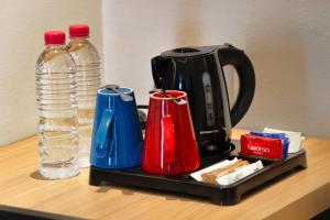 Luwansa Hotel and Convention Center Manado的咖啡和沏茶工具