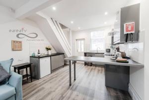 Kuchyň nebo kuchyňský kout v ubytování Liverpool Harrow Road Sleeps 6- Infinity Apartment + 63 fotografií
