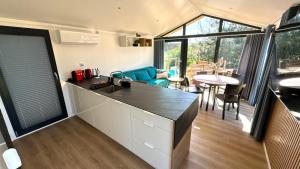 una cocina y sala de estar de una caravana en Domek Silver Moon na skraju rzeki, en Uraz