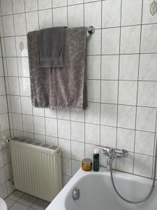 Koupelna v ubytování Schicke Ferien- und Monteurswohnung 53 qm Philippsburg + 15 fotografií