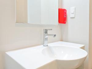 Ein Badezimmer in der Unterkunft Red Planet Cagayan De Oro