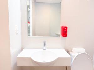 Ein Badezimmer in der Unterkunft Red Planet Cagayan De Oro