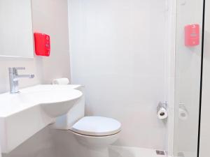 Ein Badezimmer in der Unterkunft Red Planet Cagayan De Oro