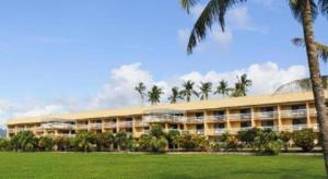 阿皮亚Insel Fehmarn Hotel的一座前面有棕榈树的大楼