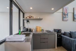 Køkken eller tekøkken på Wolu Loft 28 - 1BR North Canggu + 6 billeder
