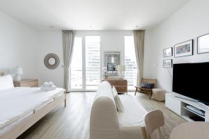 Μια τηλεόραση ή/και κέντρο ψυχαγωγίας στο Stylish Studio in Al Barza hosted by Voyage