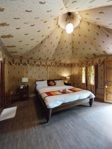 Postel nebo postele na pokoji v ubytování Pushkar Vela Resort