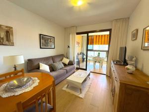una sala de estar con un sofá y una mesa en Albaida Parque, en Benidorm