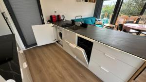 Una cocina o zona de cocina en Domek Silver Moon na skraju rzeki