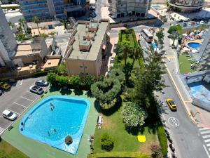 Una vista aérea de una piscina en una ciudad. en Albaida Parque, en Benidorm