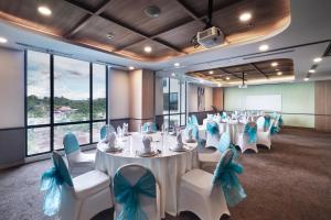 美娜多Luwansa Hotel and Convention Center Manado的会议室里摆放着蓝色蝴蝶结桌椅 更多37张照片