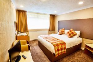 Postel nebo postele na pokoji v ubytování Abbotsford Hotel