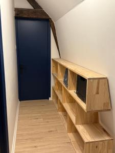 ブールジュにあるSéjour a Bourges avec Parkingの木製の棚とドアのある部屋