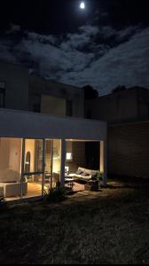 バンドゥーラにあるShared House in Melbourneの夜の家