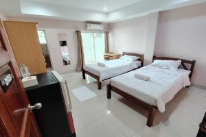 Postel nebo postele na pokoji v ubytování Baansuwanna Hotel