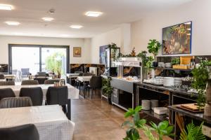 ein Restaurant mit Tischen, Stühlen und einer Theke in der Unterkunft Aalto Hotel in Hannover