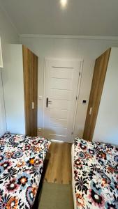 Cama o camas de una habitación en Domek Silver Moon na skraju rzeki