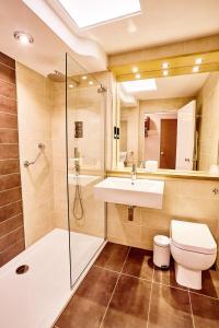 een badkamer met een wastafel, een douche en een toilet bij Abbotsford Hotel in Dumbarton
