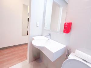 Red Planet Makati Avenue Manila的一间浴室