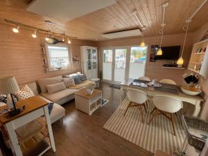 Χώρος καθιστικού στο Hausboot Walfisch mit Dachterrasse in Schleswig an der Schlei