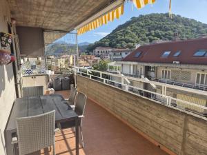 Una mesa y sillas en un balcón con vista. en DomusPlevano, en Nocera Inferiore