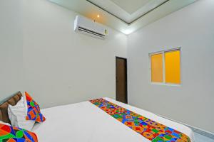 Postel nebo postele na pokoji v ubytování FabHotel Bharti Palace